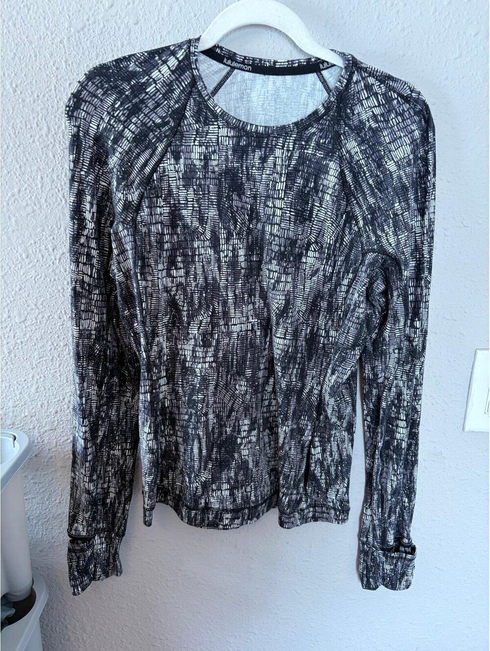 Lululemon Its Rulu Run Long Sleeve Shirt Black/Grey/White Pattern size 10